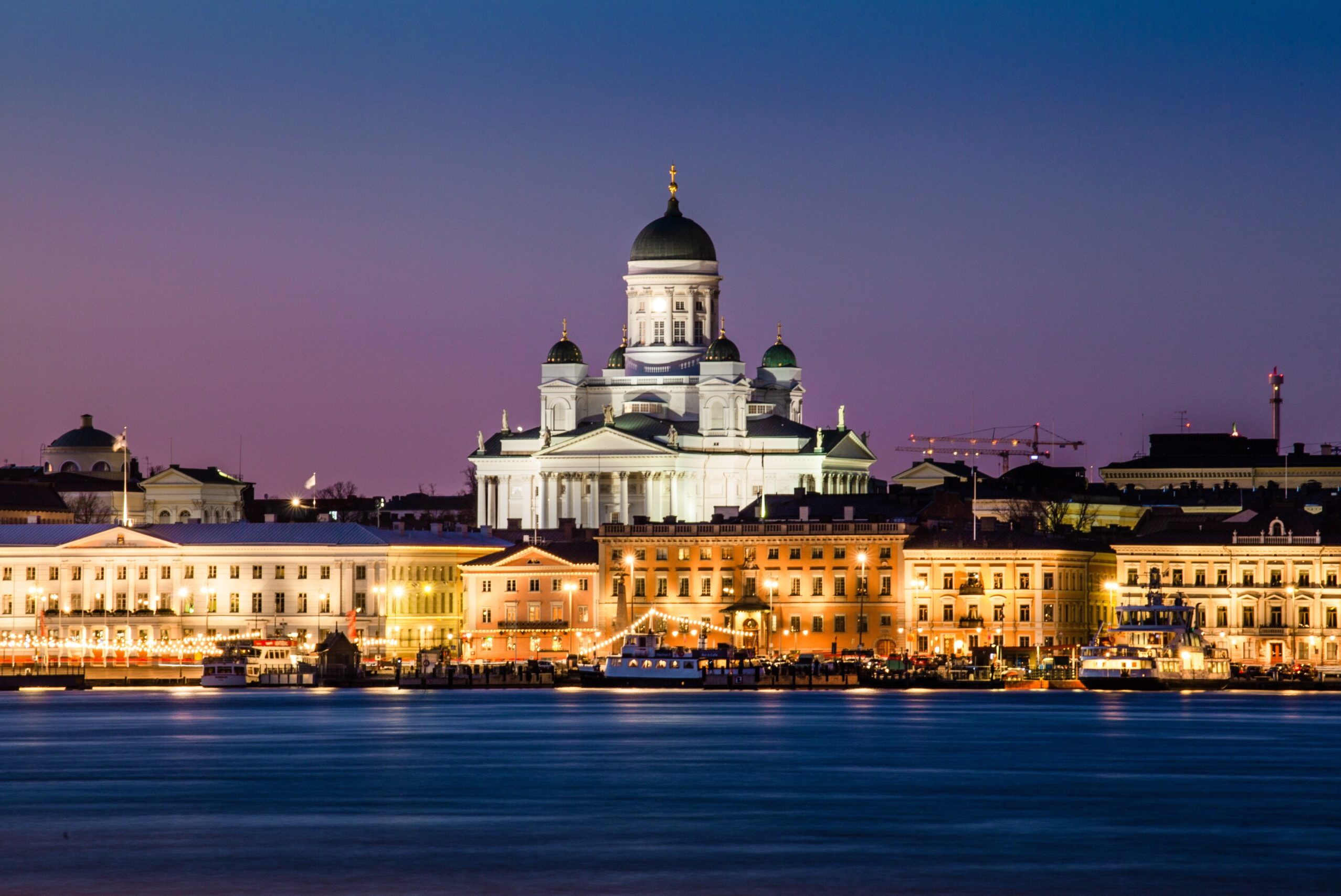 Helsinki cathedral in front of the sea.