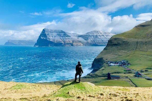 Man enjoy view over sea